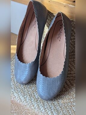 Vionic Women's Gray Scalloped Ballet Flats